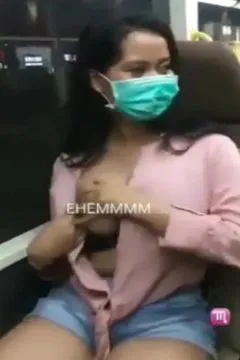 La gigantesque domestique philippine aux gros seins tire Missile de Mulan dans le bus