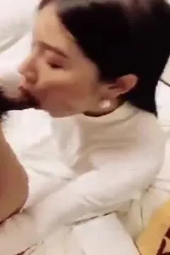 Bạn gái ăn có vẻ rất ngon