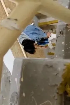 คู่รักเอากันตรงบันได