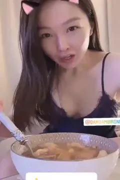 Streamer de filles mignonnes de Hong Kong mangeant