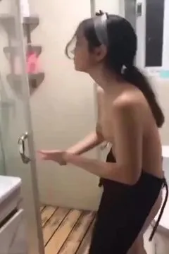 这么性感的赤裸妹子帮你打扫煮饭