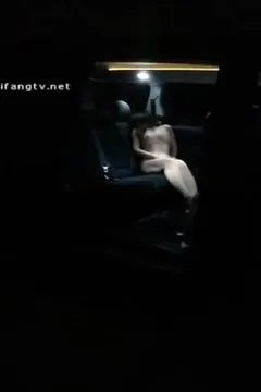 Es scheint eine Person im Auto zu geben.