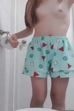 脱下蜡笔小新的睡衣露出青春胴体