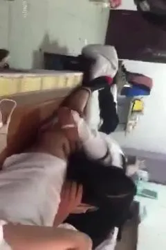 Tan học cùng một nhóm bạn nam chơi trò chơi