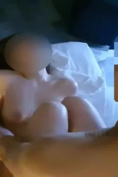Mon petit ami pénètre fortement, c'est tellement agréable