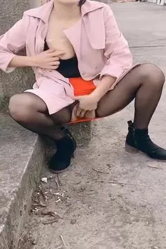 Slutty Hoe Tries Outdoor Exhibition!!