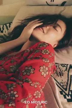 Ed Mosaic 美女在床上等你了