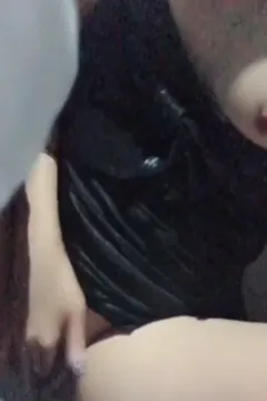 Train from Nanning to Wuhan, the slut in the lower bunk boldly exposes herself, fondling her breasts and toucng her pussy, the conductor comes over 'Seize the time to rest, the lights will be turned off immediately', even filming the conductor!