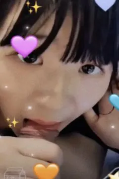 Super mignon fille salace contraste manger du poulet