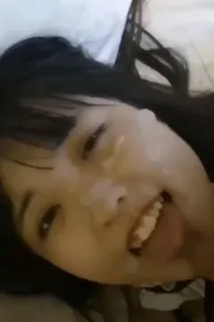 Em bé xinh đẹp được làm facial.