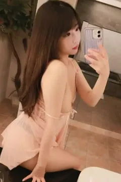 Tonybao mặc áo choàng và khoe vòng một.