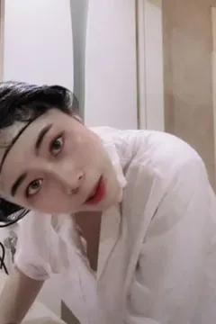 御姐弯腰洗头露奶