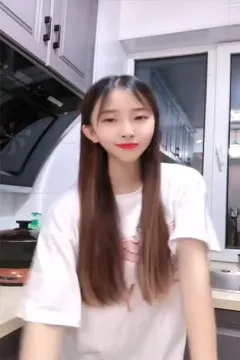 Người phụ nữ TikTok đang nhảy múa trong nhà bếp.