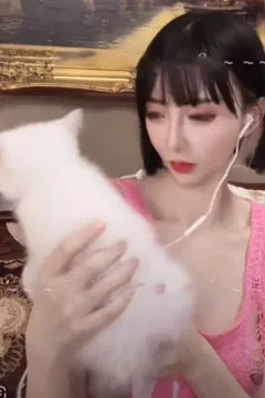 短发妹抱猫咪走光了