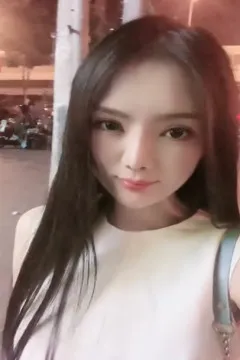Cô gái xinh chụp ảnh tự sướng trên TikTok.