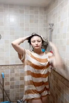 Múa ướt gợi cảm.