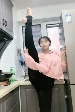 可爱长腿妹性感抬腿自拍