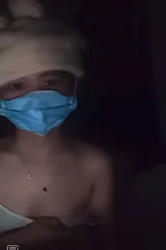口罩妹缺钱只能直播卖肉