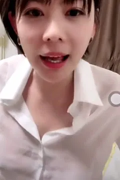 短发妹视讯没穿内衣