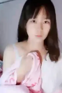 น้องสาวกำลังเปลี่ยนชุดนอนในตอนเช้า