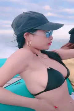 สาวสวยหุ่นดีกำลังเต้นบนเรือใบ