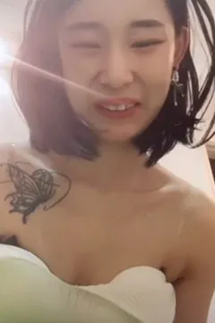 短发少女露底裤
