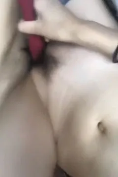 en jouant avec un gode, tout en étant poussé par son petit ami