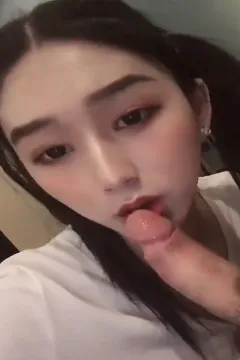 Ông chủ trẻ không biết xấu hổ, cô gái đuôi tóc kép đang ăn gà.