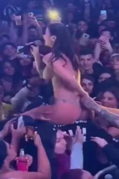 Die brasilianische Sängerin Pipokinha ist wirklich beliebt, bei ihrem Konzert wurden ihre großen Brüste und ihre schönen Hintern von ihren Fans berührt.