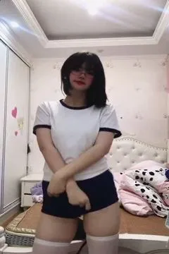 穿着学生服热舞一段
