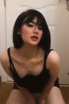 玉女在下小羊露出性感深V