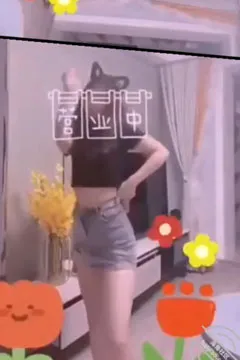Cô bé mèo nhỏ đang nhảy một điệu nhảy nóng bỏng.