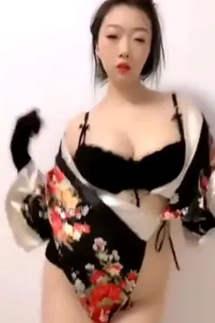 Fille aux gros seins portant un kimono sexy