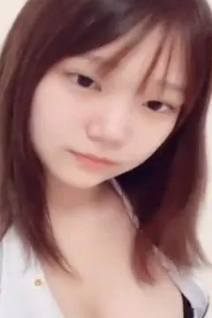 Une belle à paupières simples se filme sans maquillage avant de se coucher et se caresse les seins