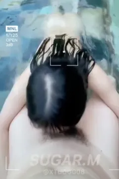 Swimming in the pool is so comfortable.