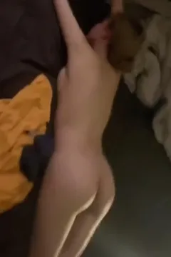 Die Freundin liegt erschöpft im Bett