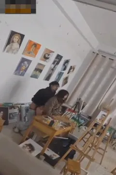 Le collège technologique de Yantai, Shandong, a vu un film érotique de couples dans un atelier de peinture se propager sur Internet : des spectateurs de potins se retrouvent dans leur propre école !