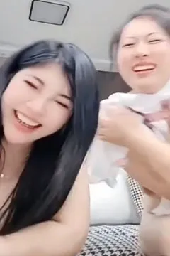 The young woman unknowingly exposes herself