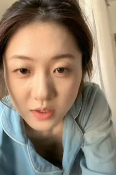 大姐弯腰露深V