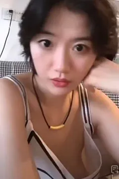 短发少女露奶了