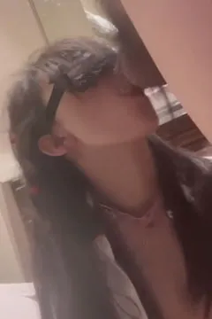 妹子蒙眼帮吹屌