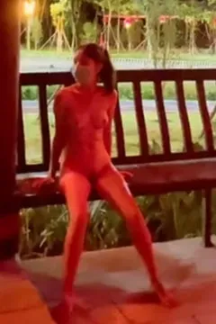 Qianyun đang cởi quần áo trong gian hàng công viên.