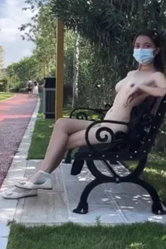 Qian Yun nackt auf der Bank sitzend