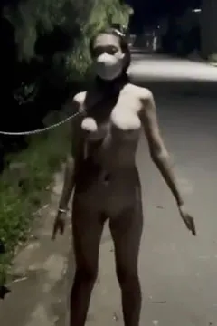 Qian Yun is naked under the street light