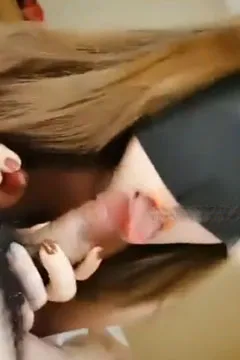Mẹ chó bịt mắt ăn thịt gà.