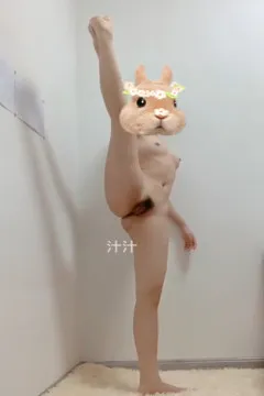 Art school dance drama goddess lifts leg to reveal beautiful abalone