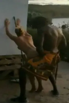 Échanger avec les habitants en utilisant son propre corps, et faire beaucoup d'amis !