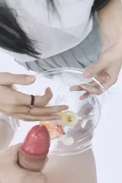 Should Kitty-chan add wte sauce when eating fruit?
