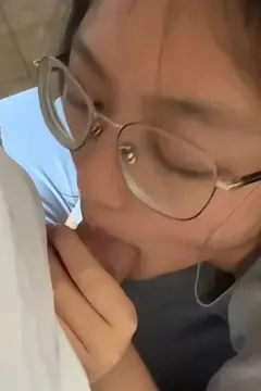 眼镜小妹最爱吃肉棒了