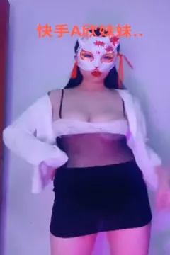 Sœur Xin, avec sa peau claire et ses gros seins, les secoue